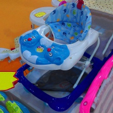 不同颜色的孩子亲爱的婴儿学步车 带婴儿玩具和训练婴儿学走路的