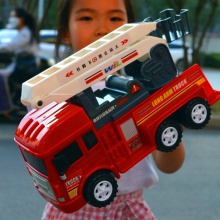 消防车玩具大号消防云梯车小孩儿童惯性车电动音乐万向消防云梯车
