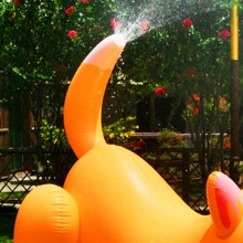 充气PVC喷水狗 户外巨型喷水犬坐骑 儿童充气玩具户外pvc喷水玩具