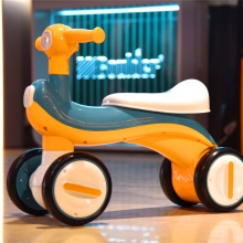 儿童滑行车四轮音乐灯光1-3岁宝宝溜溜滑滑车万向轮扭扭车