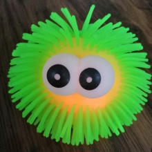 凸眼毛毛球 闪光毛毛球发泄球 闪光玩具厂家直供
