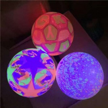 儿童发光足球玩具闪光皮球篮球甩甩球打不烂夜市发光地摊货源