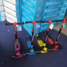 儿童滑板车加大童音乐灯光小孩宽轮单脚滑滑车男女宝宝溜溜车