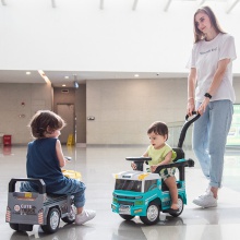 新款儿童电动车滑行车小孩扭扭车带护栏推把1-8岁宝宝遛娃神器